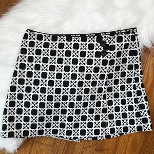 White House Black Market skort size 8 Black/white